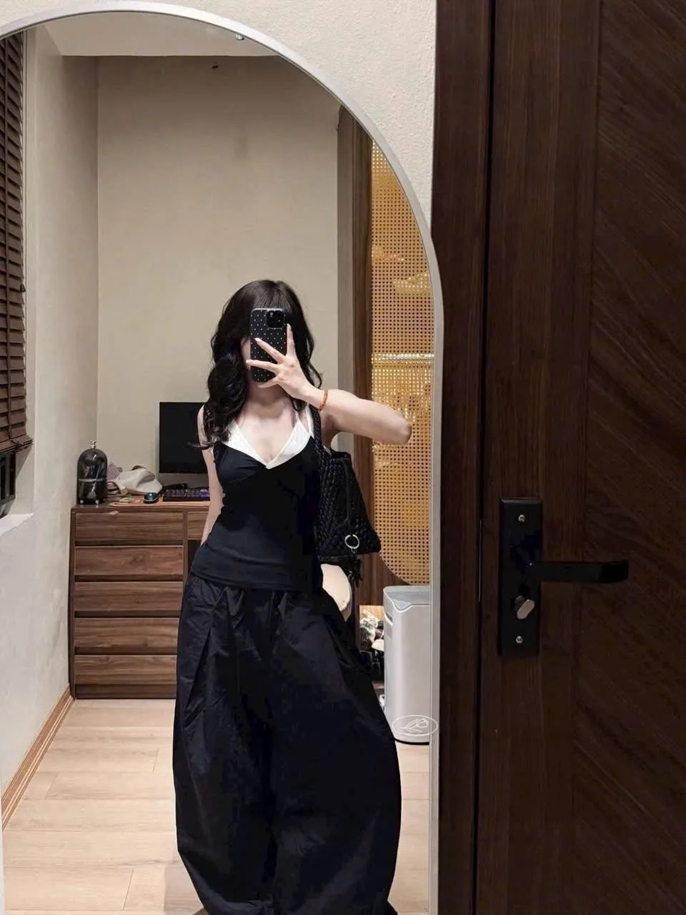 ເສື້ອສາຍດ່ຽວ ສີດຳ ຂອບຂາວ